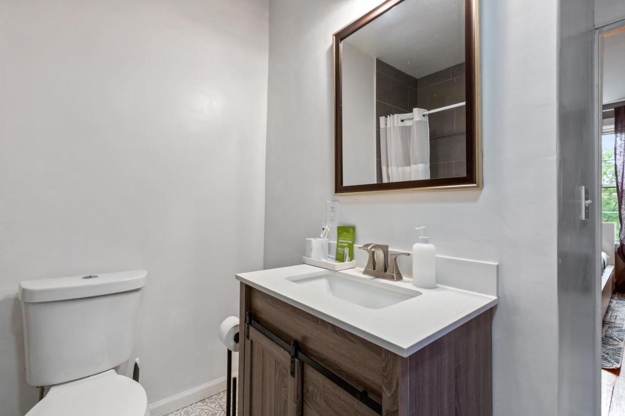 Pristine Townhouse With Rooftop Deck Near Canton! Baltimore Eksteriør bilde