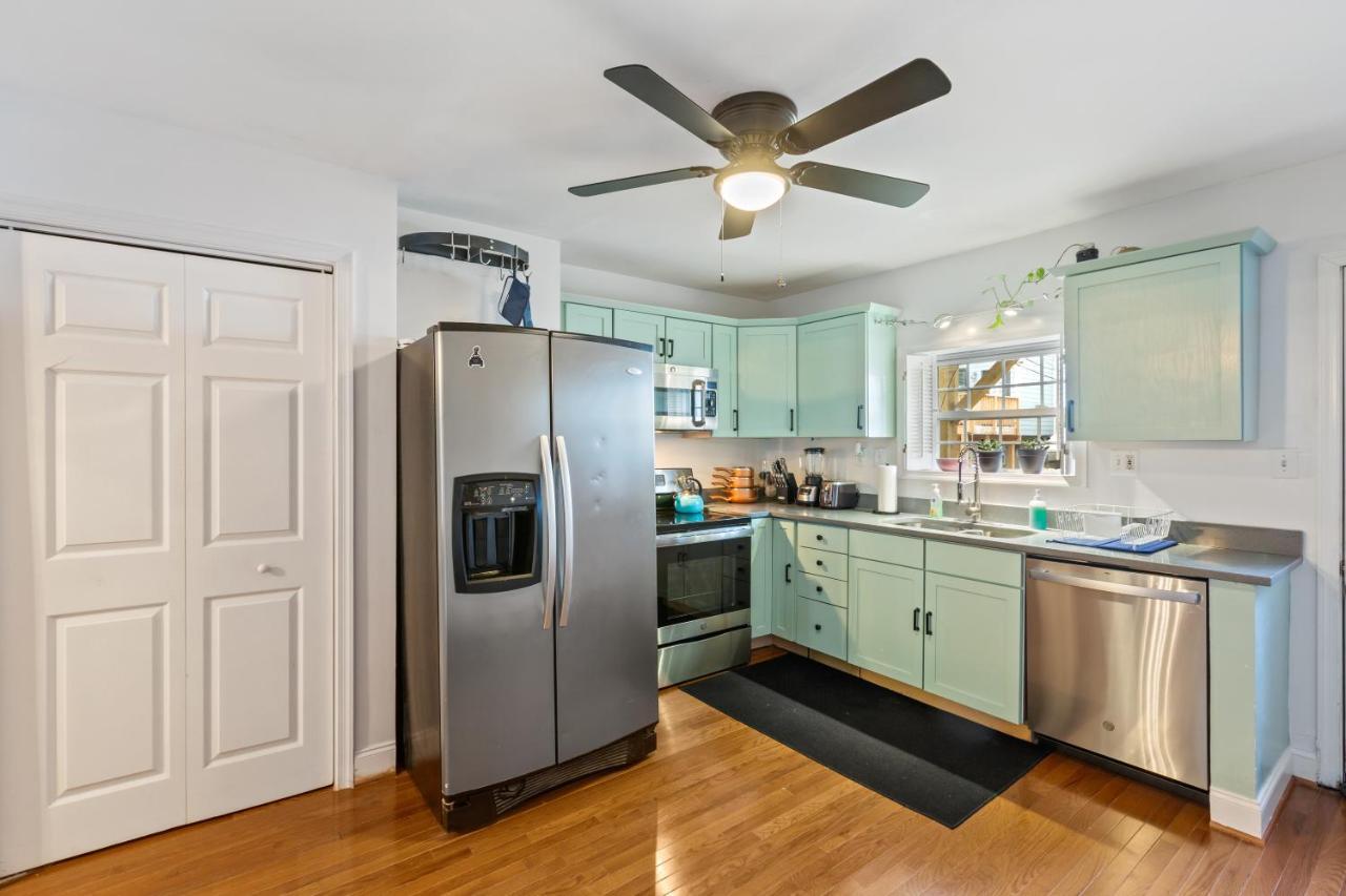 Pristine Townhouse With Rooftop Deck Near Canton! Baltimore Eksteriør bilde